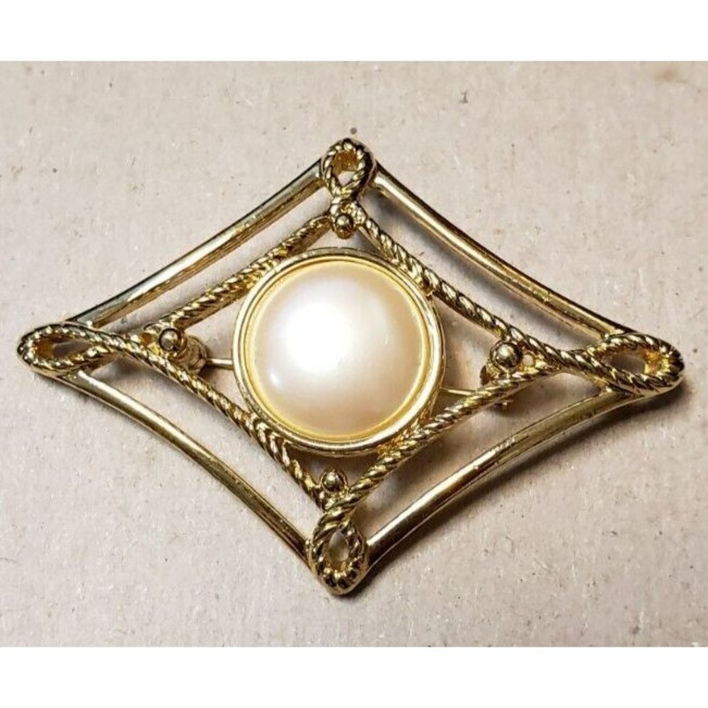 Vintage Monet 80s Brooch Large Faux Pearl Center Gold Tone Rope Diamond Shape